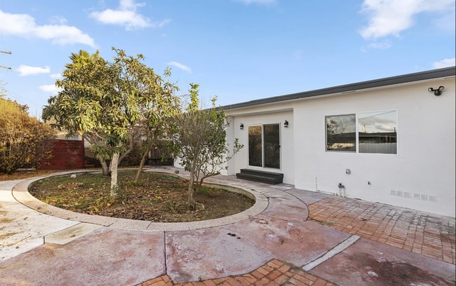 Building Photo - Bathrooms on bathrooms!