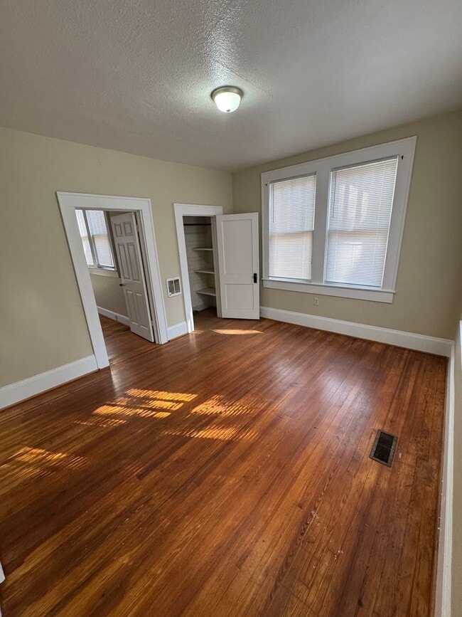 Building Photo - 3 Bedroom  & 2 Bath House