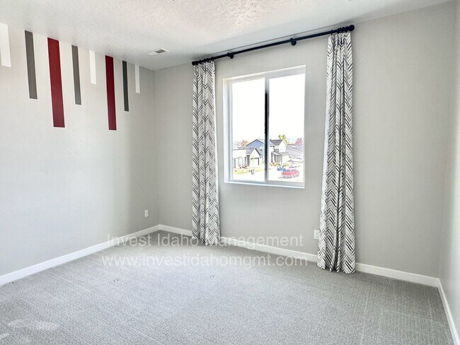 Building Photo - Luxury Living in the Heart of Star, ID – Gated Townhome with High-End Finishes