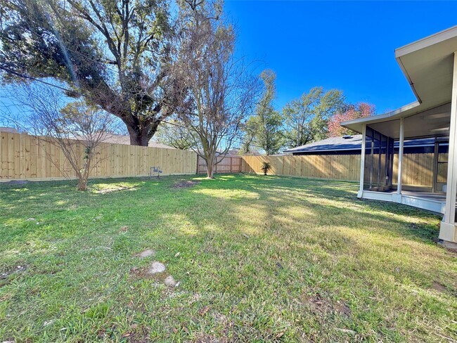 Building Photo - 5115 Hialeah Dr