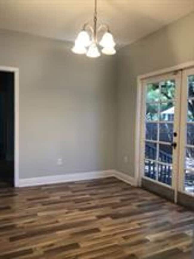 Building Photo - 2 Bedroom / 2 Bath Bungalow in Sanford's Historic District!