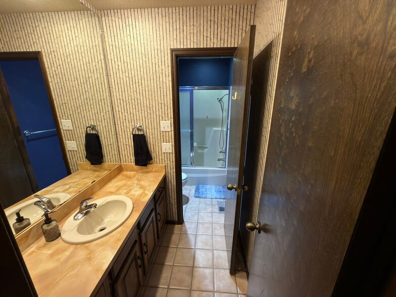 Shared Bathroom - 2105 Appomattox