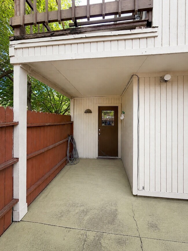 Building Photo - 7854 Green Lawn Dr