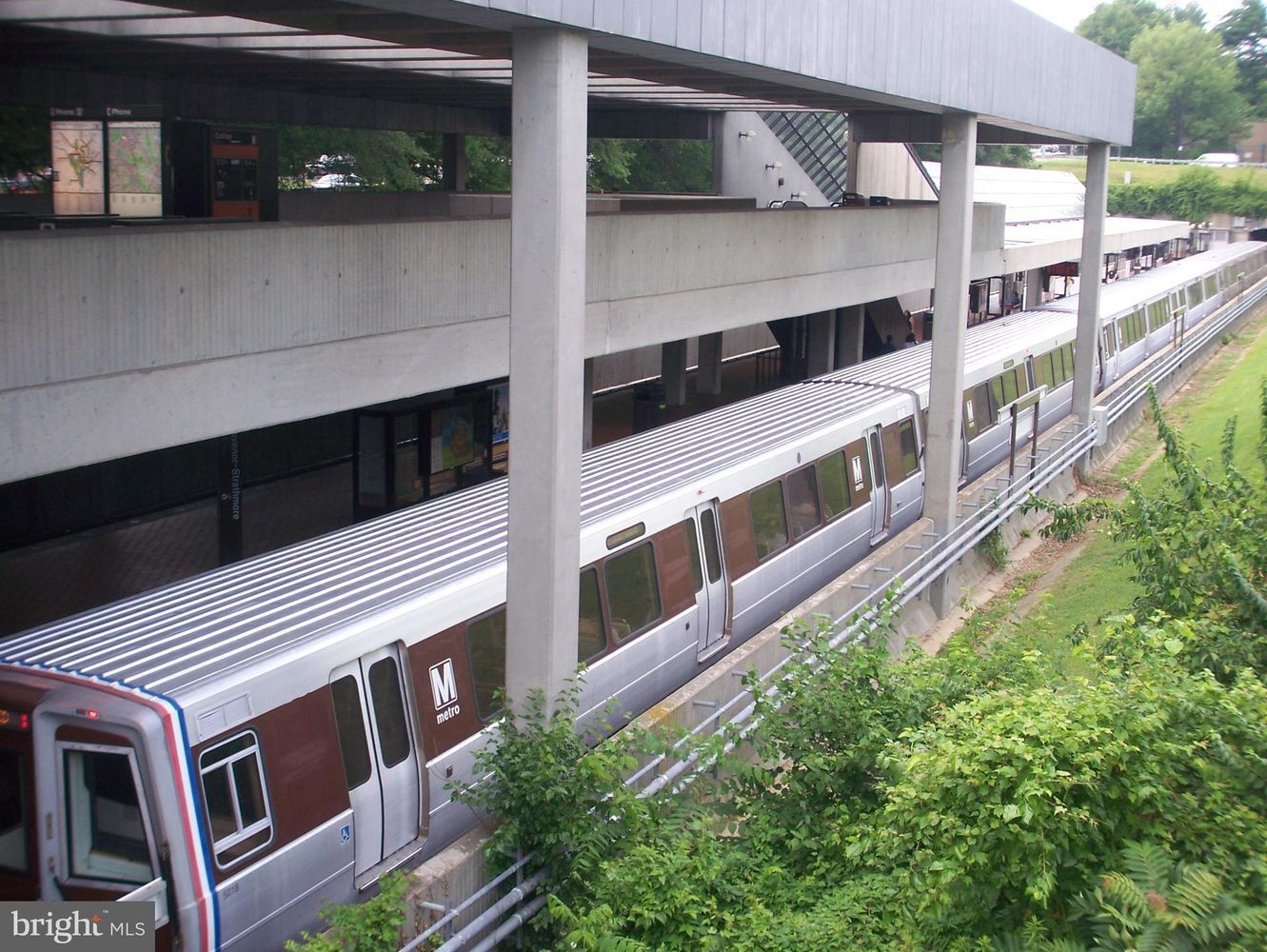 Grosvenor Metro Station - Redline (2 min walk) - 10416 Rockville Pike