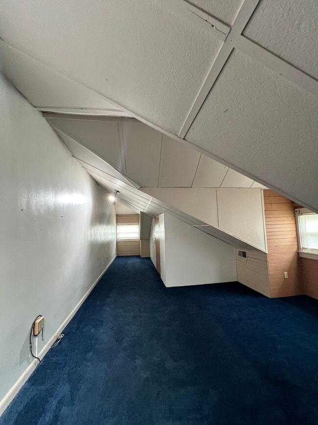 Building Photo - 3 Bedroom Apartment Available w/ 2 car garage