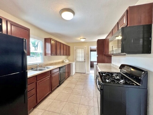 Building Photo - ADORABLE TWO BED IN HILLSIDE NEIGHBORHOOD!