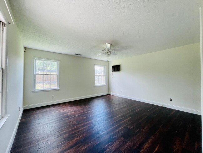 Building Photo - Updated and adorable rancher home in Old C...