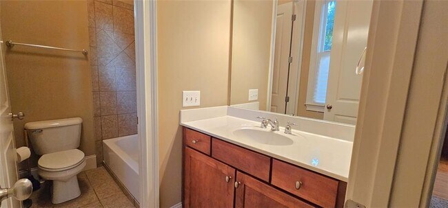 Building Photo - 703 Pershing Ave SE