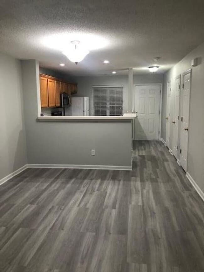 Building Photo - 2 Bedroom 2.5 Bath Townhome in Summer Wood!
