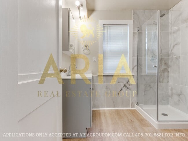 Building Photo - *COMING SOON!* UPDATED 3 BED/2 BATH DUPLEX...