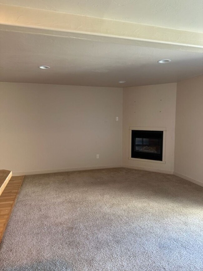 Building Photo - 923 Saxon Way