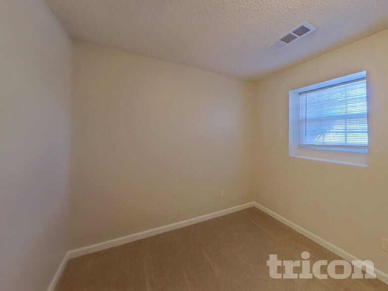 Building Photo - 7955 Streamside Ln