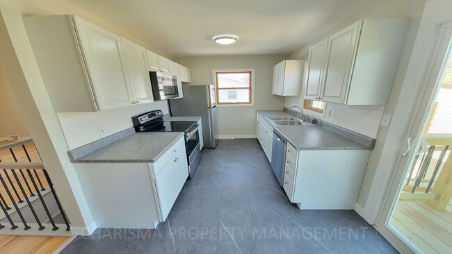 Building Photo - Newly Updated 2 Bedroom, 1.5 Bath House, C...