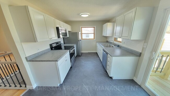 Building Photo - Newly Updated 2 Bedroom, 1.5 Bath House, Centrally Located