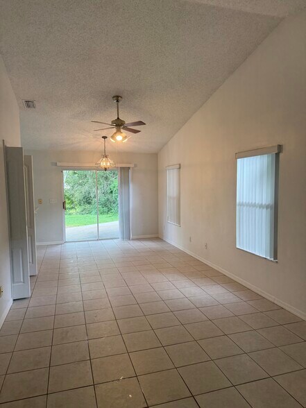 Building Photo - 4400 Venice Dr