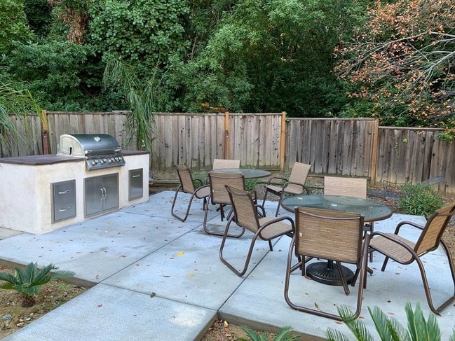 Building Photo - Farm Hill Apartments