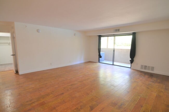 Building Photo - Spacious Lower Level Condo with all the Am...