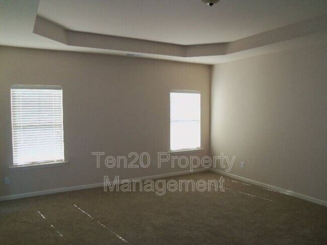 Building Photo - 1310 Ingersoll Dr