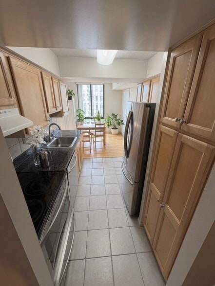 Kitchen - 4500 S Four Mile Run Dr