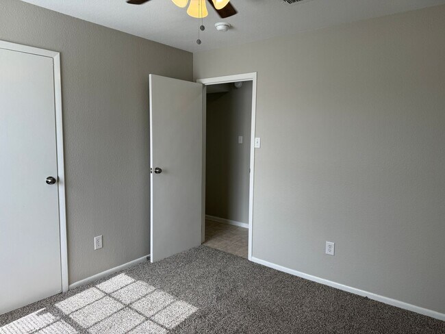 Building Photo - 13902 Buckingham Dr