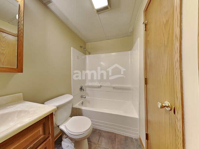 Building Photo - 204 Inverness Trl