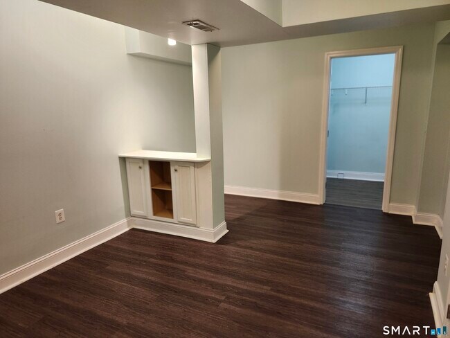 Building Photo - 488 Chapel St