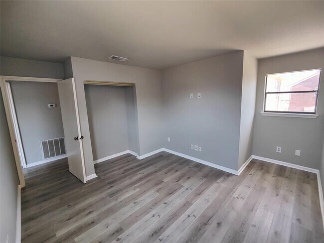 Building Photo - 1103 Dulles Ave