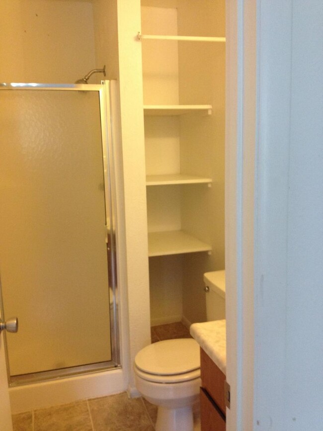 Building Photo - 2 Bedroom, 1 Bathroom Condo located in the...