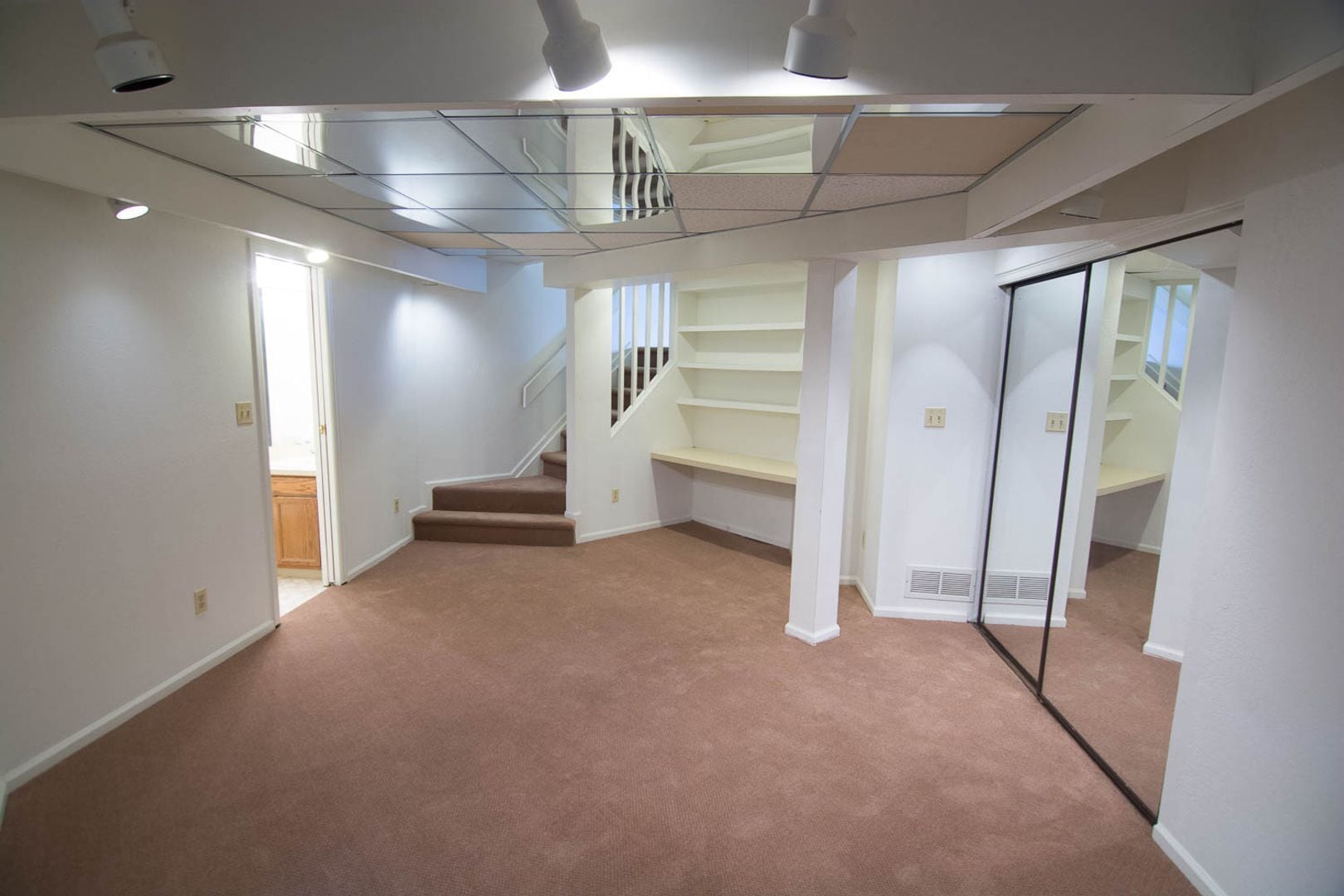 Building Photo - 400 Owl Dr