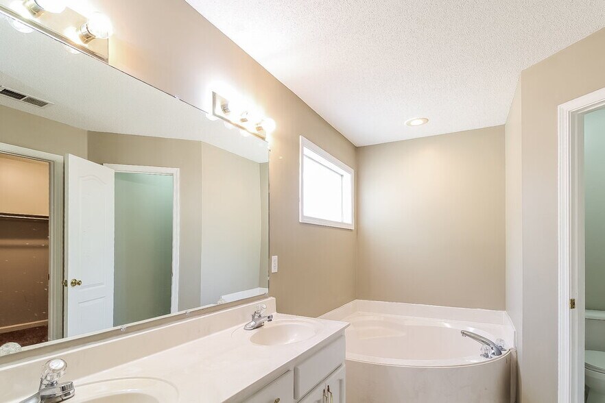 Building Photo - 455 Timber Way S