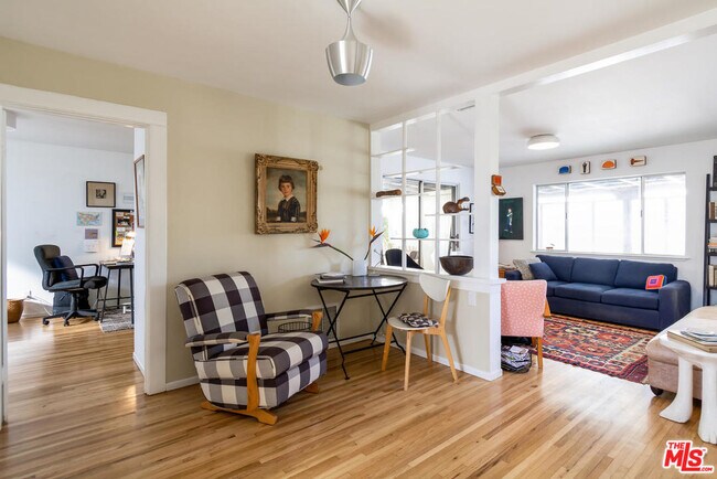 Building Photo - 2431 Walgrove Ave