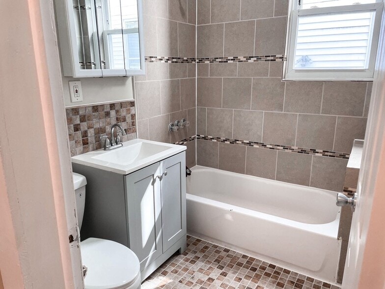 Building Photo - 596 S 19th St