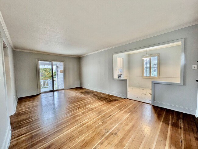 Building Photo - Darling 2 Bed 1 Bath 1940's Cottage Near Multnomah Village is a Must See!