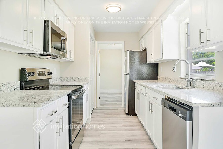 Building Photo - 3213 Sutton Dr