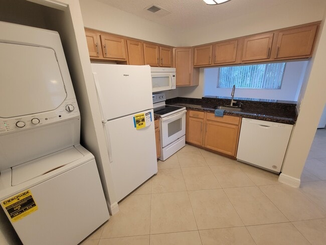 Building Photo - 4208 Glenmoor Dr