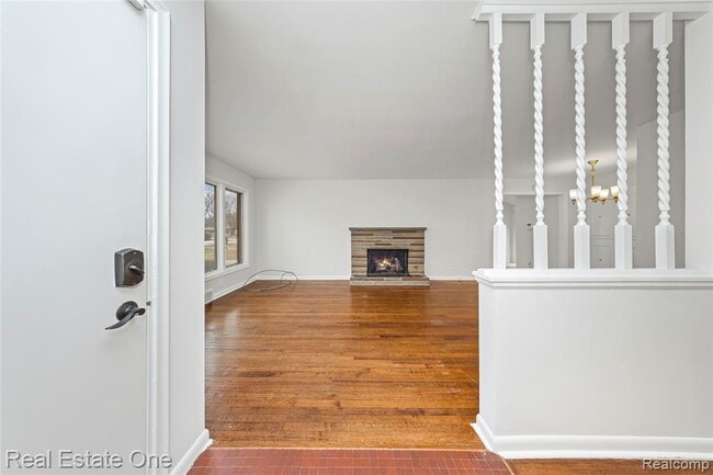 Building Photo - 2360 Pine View Dr