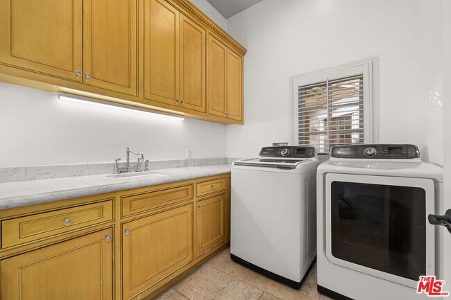 Building Photo - 4923 Amigo Ave