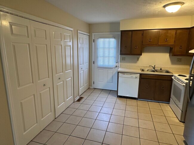 Building Photo - 415 Ridgewood Ln