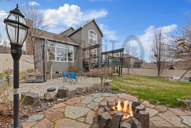 Building Photo - Spacious Trickle Creek Home