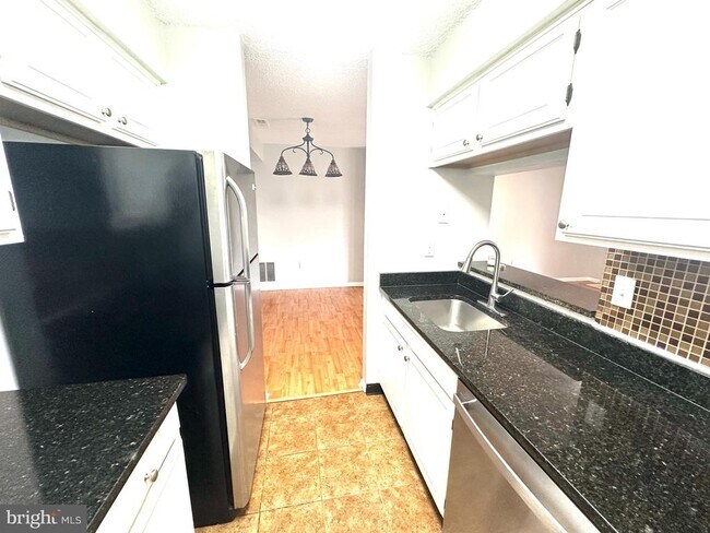 Building Photo - 4901 Ravens Crest Dr