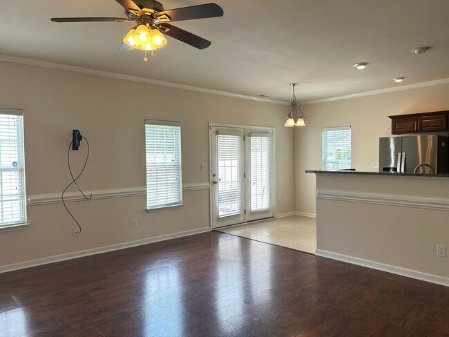 Building Photo - Immaculate beautiful 3-bedroom, 2.5-bath t...