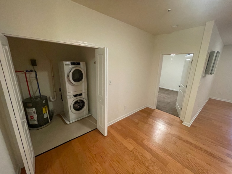 Building Photo - 99 Pine St