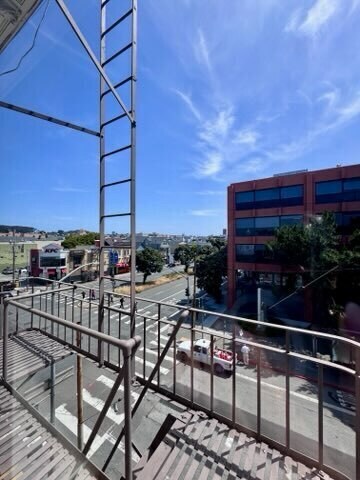 Building Photo - 405 6th Ave