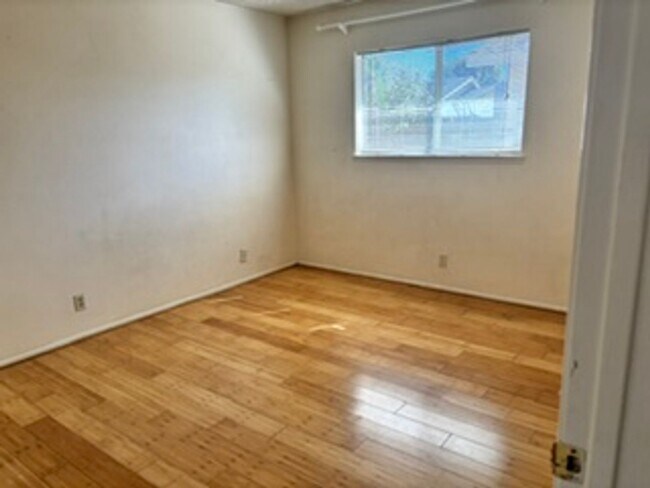 Building Photo - 808 Kelton St