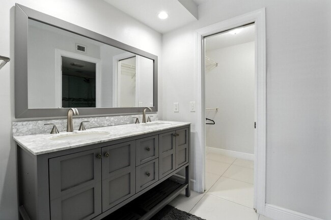 Building Photo - 6 Royal Palm Way