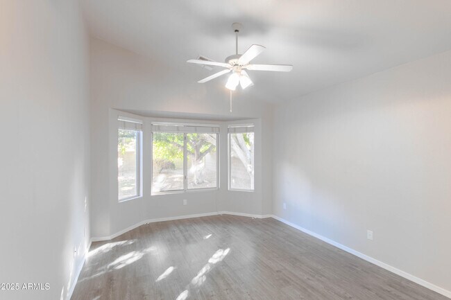 Building Photo - 213 W Caroline Ln