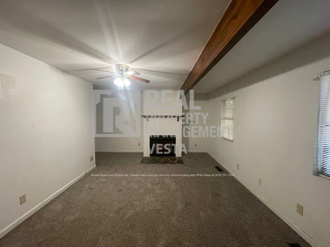 Building Photo - 631 Maplewood Dr