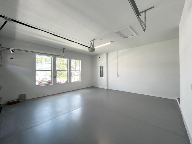 Building Photo - 15192 Wildwood Cir