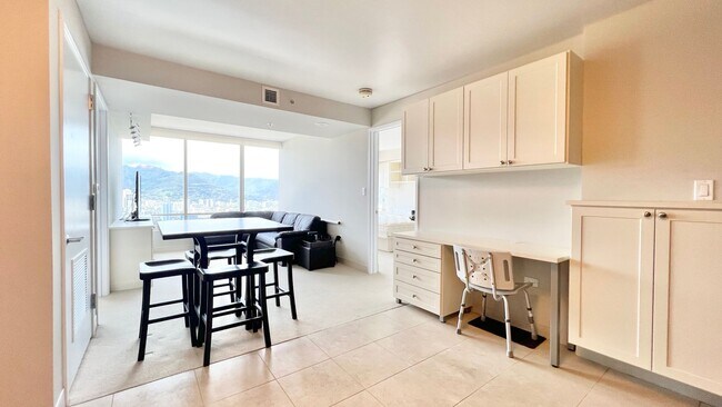 Building Photo - 2 BEDROOM HIGH FLOOR UNIT IN KAKAAKO