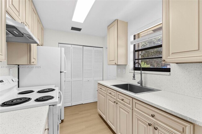 Primary Photo - 5629 Taft St